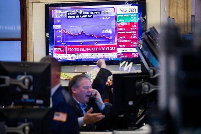 (220510) -- NEW YORK, May 10, 2022 (Xinhua) -- Traders work at the New York Stock Exchange (NYSE) in New York, the United States, May 9, 2022. U.S. stocks fell noticeably on Monday as investors continued to dump risk assets. The Dow Jones Industrial Average dropped 653.67 points, or 1.99 percent, to 32,245.70. The S&P 500 lost 132.10 points, or 3.20 percent, to 3,991.24. The Nasdaq Composite Index decreased 521.41 points, or 4.29 percent, to 11,623.25. (Photo by Michael Nagle\/Xinhua