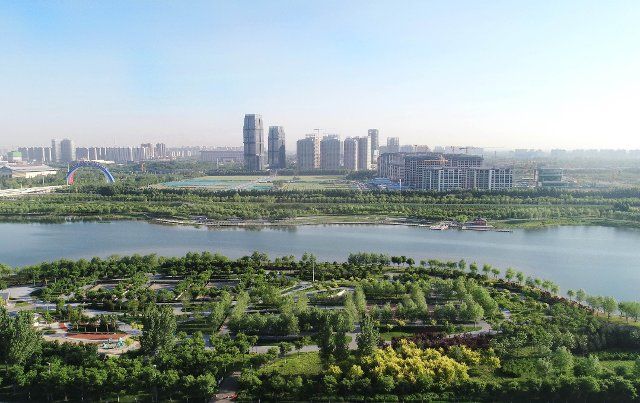 (220516) -- SHIJIAZHUANG, May 16, 2022 (Xinhua) -- Aerial photo taken on May 16, 2022 shows the scenery of the Hutuo River in Shijiazhuang, north China\