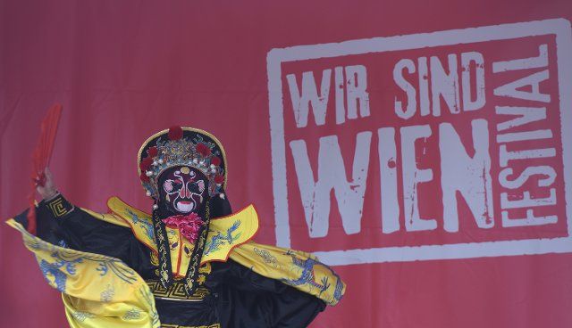 (220623) -- VIENNA, June 23, 2022 (Xinhua) -- An artist performs Sichuan opera "Bianlian," also known as face-changing, during the event of "Austria meets China" in WIR SIND WIEN.FESTIVAL 2022 in Vienna, Austria, June 22, 2022. The event of "Austria meets China" was held in WIR SIND WIEN.FESTIVAL 2022 on Wednesday. (Xinhua\/Guo Chen