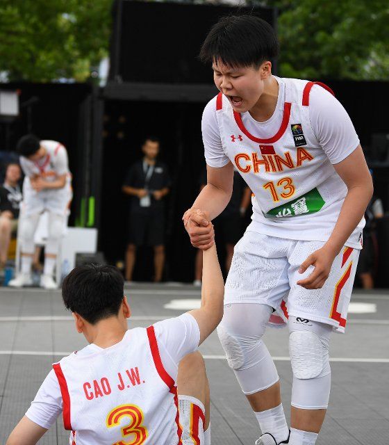 (220623) -- ANTWERP, June 23, 2022 (Xinhua) -- Wan Jiyuan (R) of China pulls her teammate Cao Junwei up during the FIBA 3X3 World Cup women\