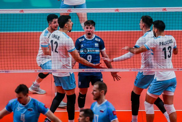 (220623) -- QUEZON CITY, June 23, 2022 (Xinhua) -- Players of Argentina celebrate after scoring during the FIVB Volleyball Nations League Men\