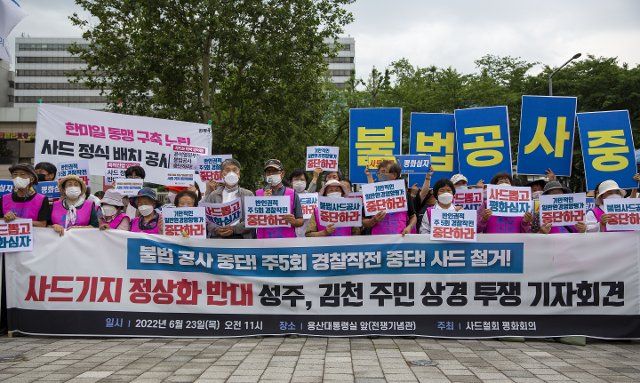 (220623) -- SEOUL, June 23, 2022 (Xinhua) -- South Korean residents and peace activists who protest against the deployment of the U.S. Terminal High Altitude Area Defense (THAAD) rally near the presidential office in Yongsan district in Seoul, South Korea, June 23, 2022. TO GO WITH "South Koreans hold anti-THAAD protest near presidential office" (Xinhua\/Wang Yiliang