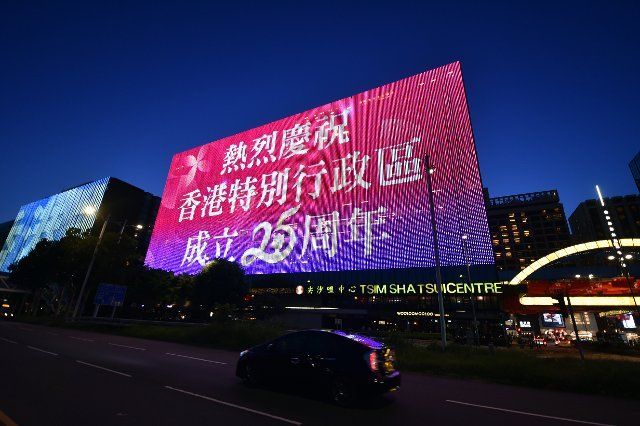 (220623) -- HONG KONG, June 23, 2022 (Xinhua) -- A screen marking the 25th anniversary of Hong Kong\