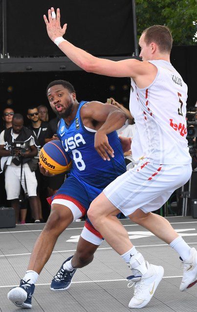 (220624) -- ANTWERP, June 24, 2022 (Xinhua) -- Kidani Brutus (L) of the United States breaks through during the FIBA 3X3 World Cup men\
