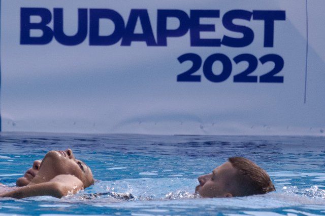 (220624) -- BUDAPEST, June 24, 2022 (Xinhua) -- Anita Alvarez (L) of the United States is helped out of the pool after collapsing during the Artistic Swimming Women\