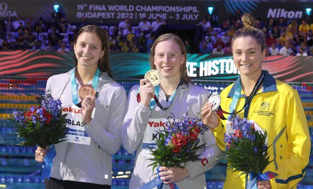 (220624) -- BUDAPEST, June 24, 2022 (Xinhua) -- Gold medalist Lilly King (C) of the United States, silver medalist Jenna Strauch (R) of Australia and bronze medalist Kate Douglass of the United States pose photos during the awarding ceremony after the women\