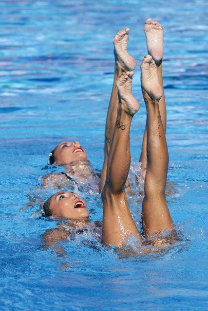 (220624) -- BUDAPEST, June 24, 2022 (Xinhua) -- Nuria Diosdado Garcia and Joana Jimenez Garcia of Mexico perform during the Artistic Swimming Women Duet Free Final in Budapest, Hungary, June 23, 2022. (Xinhua\/Zheng Huansong