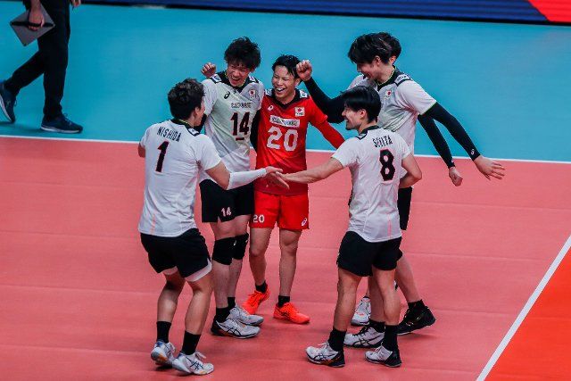 (220624) -- QUEZON CITY, June 24, 2022 (Xinhua) -- Players of Japan celebrate after scoring during the FIVB Volleyball Nations League Men\