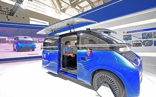 (220625) -- TIANJIN, June 25, 2022 (Xinhua) -- Participants try a solar-powered car during an exhibition of the 6th World Intelligence Congress in north China\