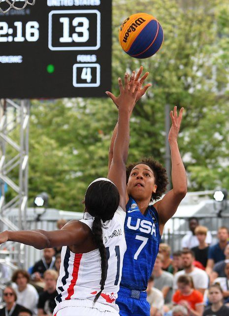 (220625) -- ANTWERP, June 25, 2022 (Xinhua) -- Cierra Burdick (R) of the United States shoots during the FIBA 3X3 World Cup women\