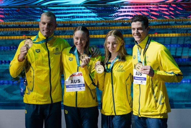 (220625) -- BUDAPEST, June 25, 2022 (Xinhua) -- Team Australia pose after the awarding ceremony of the mixed 4x100m freestyle relay final at the 19th FINA World Championships in Budapest, Hungary, June 24, 2022. (Photo by Attila Volgyi\/Xinhua