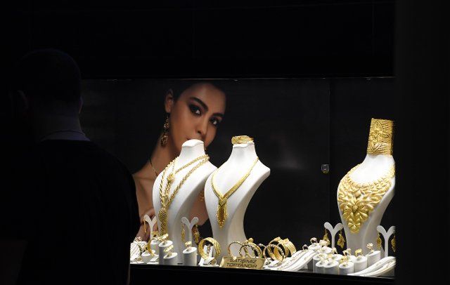 (220625) -- ISTANBUL, June 25, 2022 (Xinhua) -- Gold decorations are seen in a shop in Istanbul, Turkey, June 21, 2022. TO GO WITH "Feature: Turkish jewelry industry faces downturn as U.S. consumption wanes" (Xinhua\/Shadati