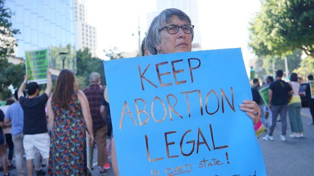 (220625) -- LOS ANGELES, June 25, 2022 (Xinhua) -- Protesters gather outside the federal courthouse in downtown Los Angeles, California, the United States, June 24, 2022. The U.S. Supreme Court on Friday overturned Roe v. Wade, a landmark decision that established a constitutional right to abortion in the nation nearly half a century ago. (Photo by Zeng Hui\/Xinhua