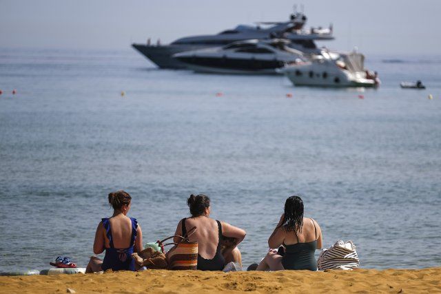 (220625) -- GOZO, June 25, 2022 (Xinhua) -- People enjoy their summertime on the Ramla beach on the island of Gozo, Malta, June 25, 2022. (Photo by Jonathan Borg\/Xinhua