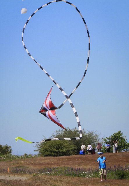 (220625) -- RICHMOND (CANADA), June 25, 2022 (Xinhua) -- A man flies a kite during the Pacific Rim Kite Festival at Garry Point Park in Richmond, British Columbia, Canada, on June 25, 2022. (Photo by Liang Sen\/Xinhua