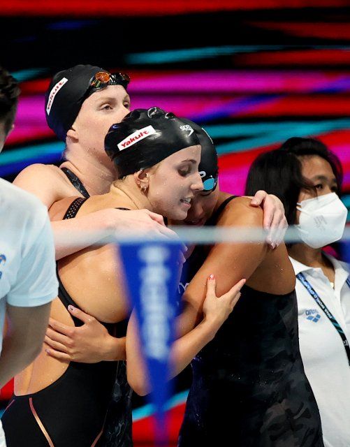 (220626) -- BUDAPEST, June 26, 2022 (Xinhua) -- Regan Smith (2nd L) of the United States hugs teammate Torri Huske (2nd R) after winning the women\