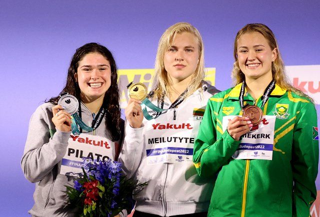 (220626) -- BUDAPEST, June 26, 2022 (Xinhua) -- Gold medalist Ruta Meilutyte (C) of Lithuania, silver medalist Benedetta Pilato (R) of Italy and bronze medalist Lara van Niekerk of South Africa pose on the podium during the awarding ceremony of the Women\