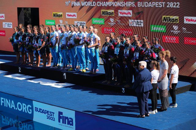 (220626) -- BUDAPEST, June 26, 2022 (Xinhua) -- Gold medalist Team Ukraine (C), silver medalist Team Italy (L) and bronze medalist Team Spain attend the awarding ceremony after the Women\