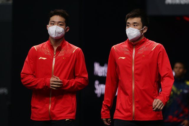 (220626) -- BUDAPEST, June 26, 2022 (Xinhua) -- Wang Zongyuan (L) and Cao Yuan of China are seen prior to the men\