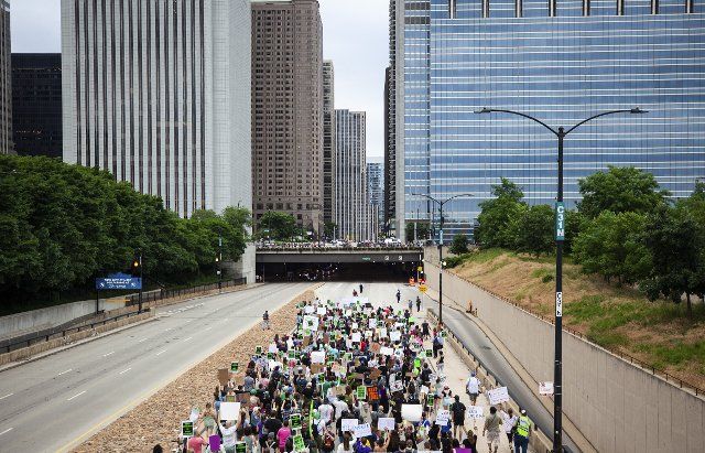 (220626) -- CHICAGO, June 26, 2022 (Xinhua) -- Protesters march past downtown Chicago, the United States, on June 25, 2022. As the U.S. Supreme Court overturned Roe v. Wade, a 1973 landmark decision that established a constitutional right to abortion, a wave of protests and outrage is sweeping the country. (Photo by Vincent D. Johnson\/Xinhua