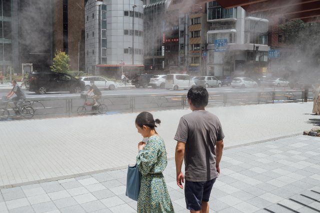 (220626) -- TOKYO, June 26, 2022 (Xinhua) -- People walk on a street as heatwave hits Tokyo, Japan, June 26, 2022. (Xinhua\/Zhang Xiaoyu