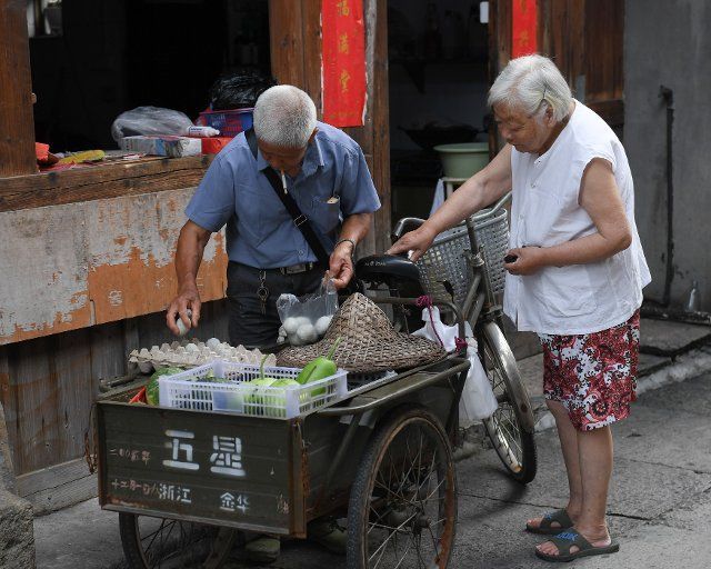 (220626) -- LINHAI, June 26, 2022 (Xinhua) -- A resident buys duck eggs in the ancient city of Taizhou, Linhai, east China\