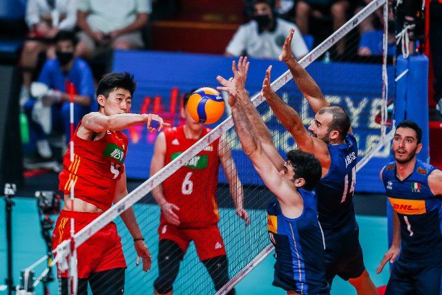 (220626) -- QUEZON CITY, June 26, 2022 (Xinhua) -- Li Yongzhen (L) of China spikes the ball during the FIVB Volleyball Nations League Men\
