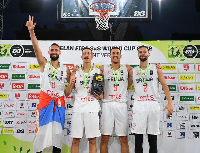 (220627) -- ANTWERP, June 27, 2022 (Xinhua) -- Players of Serbia pose during the medal ceremony after the FIBA 3X3 World Cup men\
