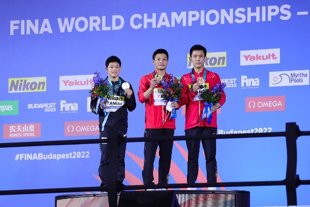 (220704) -- BUDAPEST, July 4, 2022 (Xinhua) -- Gold medalist Yang Jian (C) of China, silver medalist Tamai Rikuto (L) of Japan and bronze medalist Yang Hao of China pose for photos during the awarding ceremony of the men\