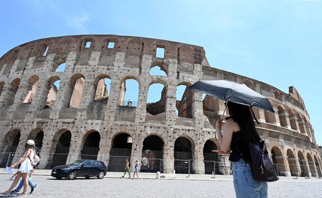 (220617) -- ROME, June 17, 2022 (Xinhua) -- A woman shelters from the sun with umbrella during hot weather at the Colosseum in Rome, Italy, June 17, 2022. (Photo by Alberto Lingria\/Xinhua