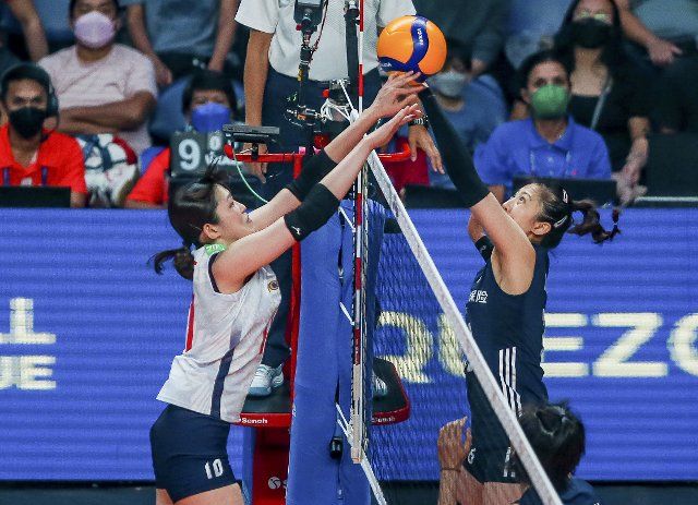 (220619) -- QUEZON CITY, June 19, 2022 (Xinhua) -- Ding Xia (R) of China vies with Inoue Arisa of Japan during the FIVB Volleyball Nations League Women\