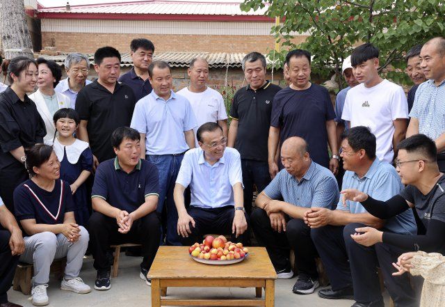 (220621) -- SHIJIAZHUANG, June 21, 2022 (Xinhua) -- Chinese Premier Li Keqiang, also a member of the Standing Committee of the Political Bureau of the Communist Party of China Central Committee, talks with villagers in Dapu Village, Gaobeidian City, during an inspection tour in north China\