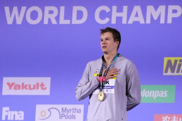 (220622) -- BUDAPEST, June 22, 2022 (Xinhua) -- Nic Fink of the United States reacts during the awarding ceremony of men\