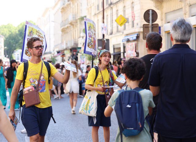 (220720) -- AVIGNON, July 20, 2022 (Xinhua) -- Artists promote their drama on the street during the 76th Festival d\