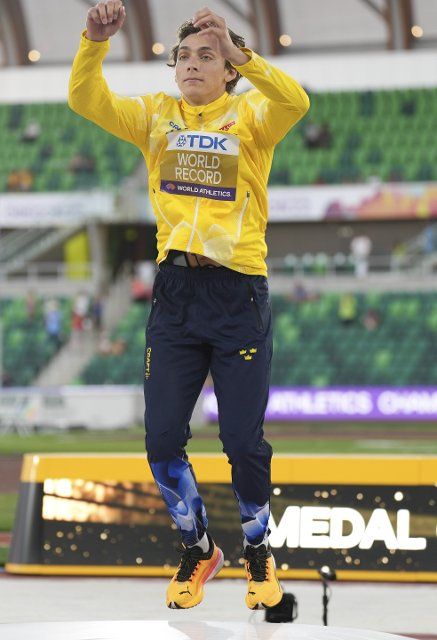 (220725) -- EUGENE, July 25, 2022 (Xinhua) -- Gold medalist Armand Duplantis of Sweden celebrates during the men\
