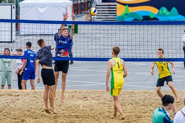 (220728) -- VLADIVOSTOCK, July 28, 2022 (Xinhua) -- Young athletes practice before a beach volleyball game of the 7th Children of Asia International Sports Games, in Vladivostok, Russia on July 28, 2022. (Photo by Guo Feizhou\/Xinhua