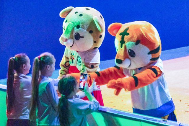 (220729) -- VLADIVOSTOK, July 29, 2022 (Xinhua) -- Mascots react with spectators during the opening ceremony of the 7th Children of Asia International Sports Games in Vladivostok, Russia, on July 28, 2022. (Photo by Guo Feizhou\/Xinhua