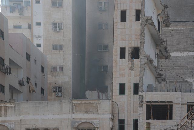 (220805) -- GAZA CITY, Aug. 5, 2022 (Xinhua) -- Smoke rises from a building after an airstrike in Gaza City on Aug. 5, 2022. At least eight Palestinians were killed and 44 injured on Friday in the intensive Israeli fighter jets\