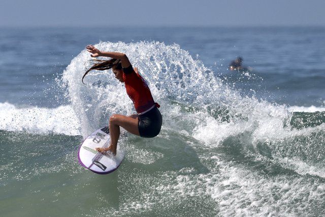 (220808) -- HUNTINGTON BEACH, Aug. 8, 2022 (Xinhua) -- A surfer is seen during the competition of the Vans US Open of Surfing at Huntington Beach, California, the United States on Aug. 7, 2022. (Xinhua