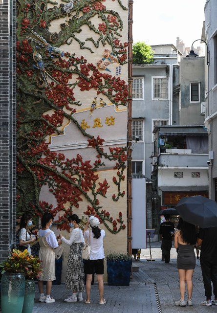 (220808) -- GUANGZHOU, Aug. 8, 2022 (Xinhua) -- Tourists visit the Yongqing Fang historical alleyways in Guangzhou, south China\