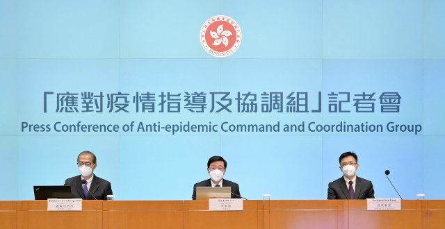 (220808) -- HONG KONG, Aug. 8, 2022 (Xinhua) -- Chief Executive of the Hong Kong Special Administrative Region (HKSAR) John Lee (C) attends a press conference of the Anti-epidemic Command and Coordination Group in Hong Kong, south China, Aug. 8, 2022. TO GO WITH "HKSAR cuts hotel quarantine for inbound travelers to 3 days" (Xinhua
