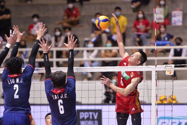 (220808) -- NAKHON PATHOM, Aug. 8, 2022 (Xinhua) -- Yu Yuantai (R) of China competes during a 2022 AVC (Asian Volleyball Confederation) Cup match between China and Chinese Taipei in Nakhon Pathom, Thailand, on Aug. 8, 2022. (Xinhua\/Rachen Sageamsak