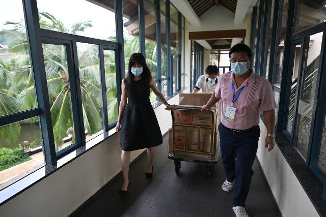 (220808) -- SANYA, Aug. 8, 2022 (Xinhua) -- Staff members deliver daily life supplies to guest rooms at a hotel in Yalong Bay, Sanya, south China\
