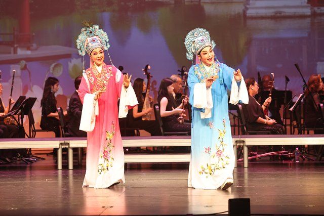 (220808) -- SAN DIMAS, Aug. 8, 2022 (Xinhua) -- Artists perform traditional Shaoxing Opera, also called Yue Ju, for audiences at the Bonita Center for the Arts in San Dimas, Los Angeles County, the United States, on Aug. 6, 2022. TO GO WITH Feature: Int\