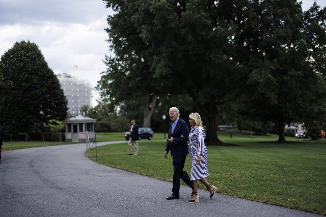(220809) -- WASHINGTON, D.C., Aug. 9, 2022 (Xinhua) -- U.S. President Joe Biden and First Lady Jill Biden arrive at the White House in Washington, D.C. Aug. 8, 2022. (Photo by Ting Shen\/Xinhua