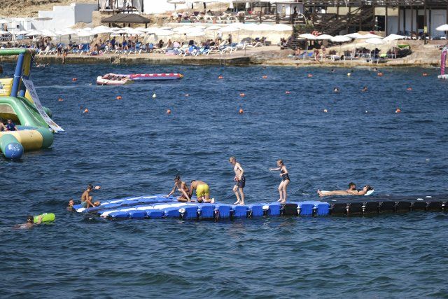 (220810) -- VALLETTA, Aug. 10, 2022 (Xinhua) -- People cool off on Qawra beach, Malta, Aug. 9, 2022. (Photo by Jonathan Borg\/Xinhua