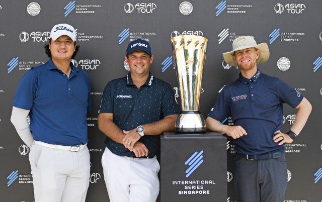 (220810) -- SINGAPORE, Aug. 10, 2022 (Xinhua) -- Sihwan Kim (L), Patrick Reed (C) of the United States and Scott Vincent of Zimbabwe pose for a photo with the match trophy at the pre-match press conference of the inaugural International Series Singapore held at Singapore\