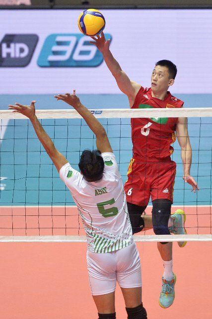 (220811) -- NAKHON PATHOM, Aug. 11, 2022 (Xinhua) -- Yu Yuantai (Top) of China spikes the ball during a 2022 AVC (Asian Volleyball Confederation) Cup match between China and Pakistan in Nakhon Pathom, Thailand, Aug. 11, 2022. (Xinhua\/Rachen Sageamsak