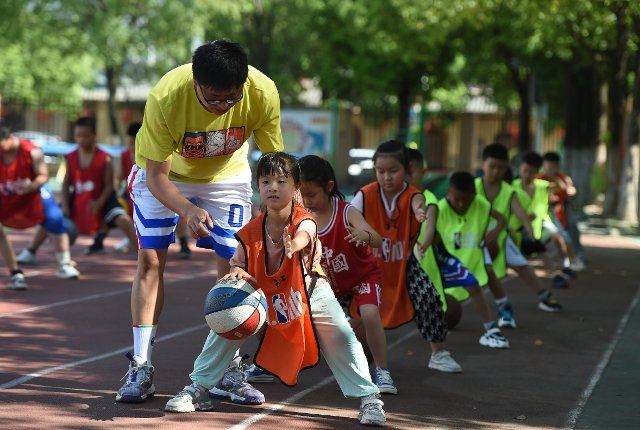 (220811) -- HEFEI, Aug. 11, 2022 (Xinhua) -- Students learn to play basketball in Hefei, east China\