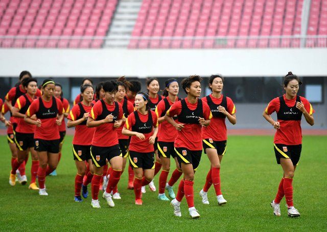 (220712) -- QINGDAO, July 12, 2022 (Xinhua) -- Players of China take part in a training session ahead of the Women\